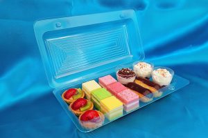 Süteményes, hidegételes műanyag doboz pattintható egybetetővel – kicsi (50,5 ft/db-tól)